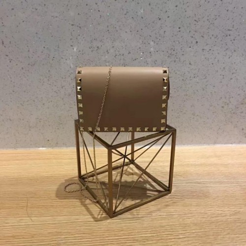 Geantă de mână din piele Valentino Garavani Rockstud 01327 caisă