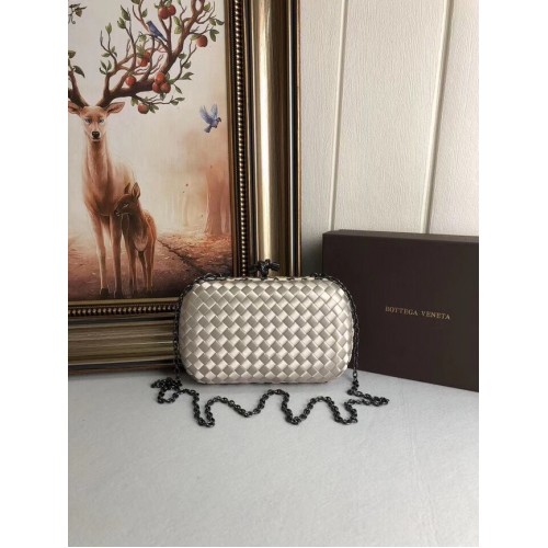 BOTTEGA VENETA Clutch din satin cu noduri și finisaje din piele de șarpe 62548 bej