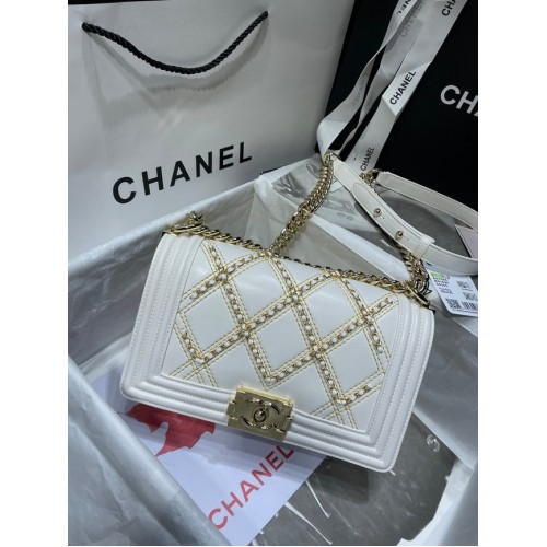 Geantă BOY CHANEL Piele de vițel șifonată Metal auriu A67086 alb