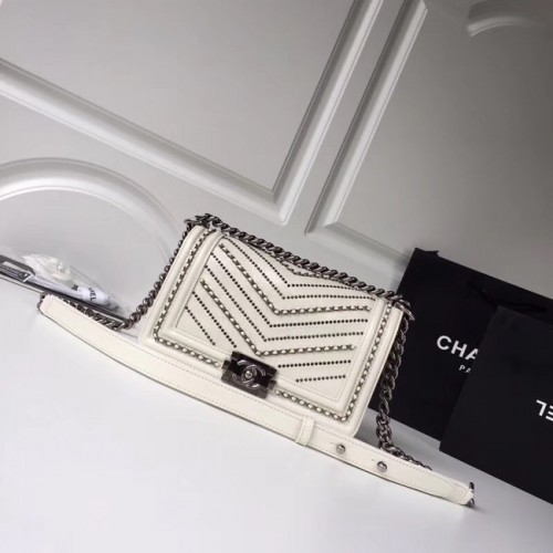 Geantă BOY CHANEL Piele de vițel șifonată, metal argintiu A67086 alb