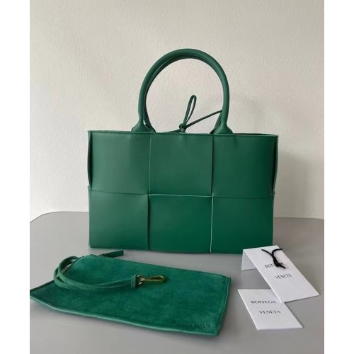 Bottega Veneta ARCO TOTE Geantă tote mică din piele granulată intrecciato 652867 RAINTREE