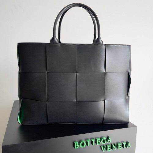 Bottega Veneta ARCO TOTE Geantă mare din piele granulată intrecciato 652868 negru