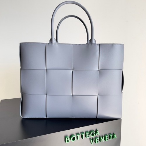 Bottega Veneta ARCO TOTE Geantă mare din piele granulată intrecciato 652868 gri
