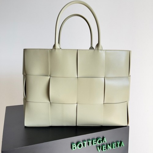 Bottega Veneta ARCO TOTE Geantă mare din piele granulată intrecciato 652868 gri deschis