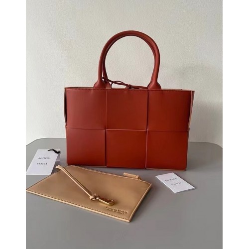Bottega Veneta ARCO TOTE Geantă tote mică din piele granulată intrecciato 652867 MAPLE