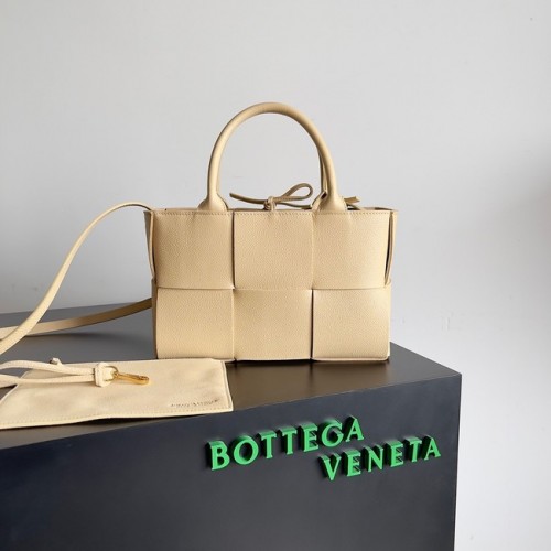Bottega Veneta ARCO TOT Geantă mică din piele granulată intrecciato 709337 Terci
