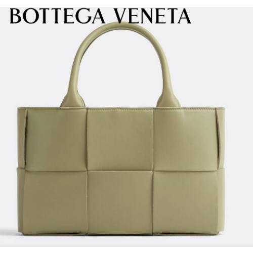 Bottega Veneta ARCO TOTE Geantă tote mică din piele granulată intrecciato 709337 Travertin