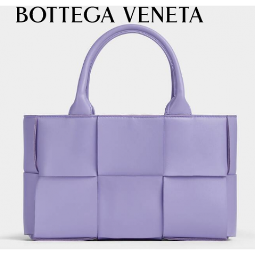 Bottega Veneta ARCO TOTE Geantă tote mică din piele granulată intrecciato 709337 Wisteria