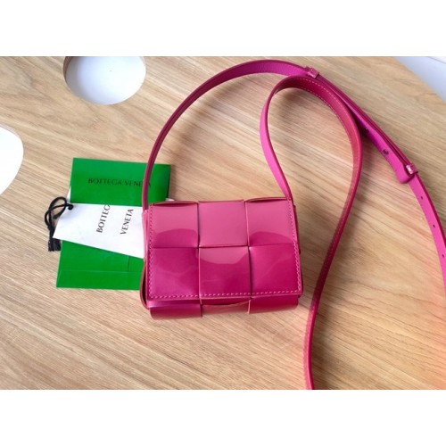 Bottega Veneta CASSETTE Geantă crossbody din piele texturată Mini intrecciato 666688 rose