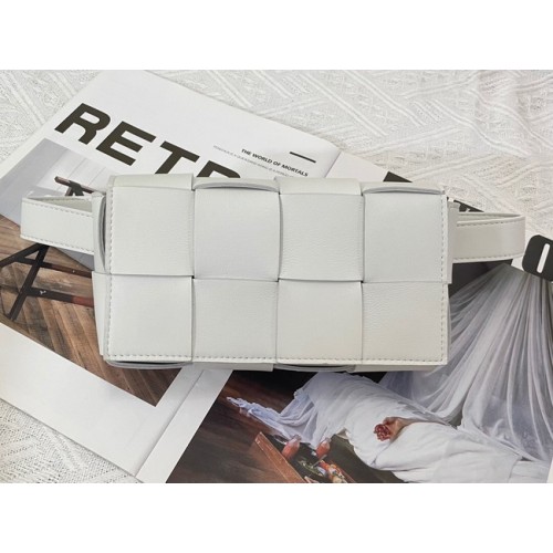 Bottega Veneta Geantă cu curea din piele CASSETTE Mini Intreccio 651053 MIRTH WASHED