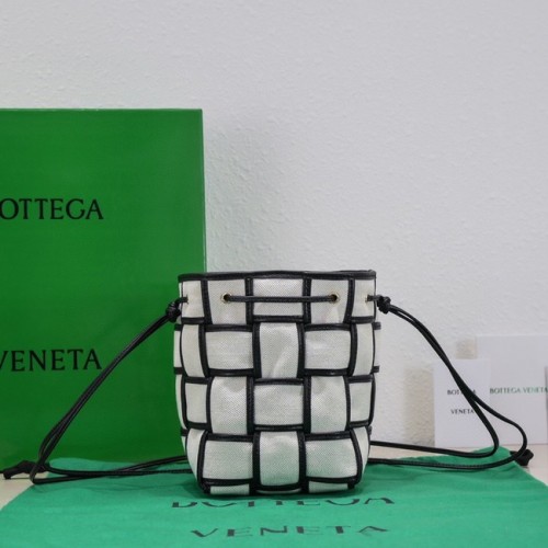 Geantă tip găleată din piele Mini Intreccio Bottega Veneta 680217 Natural și negru