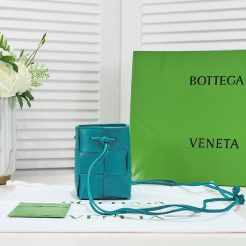 Bottega Veneta Mini Intreccio Geantă tip găleată din piele 680217 Sky Blue