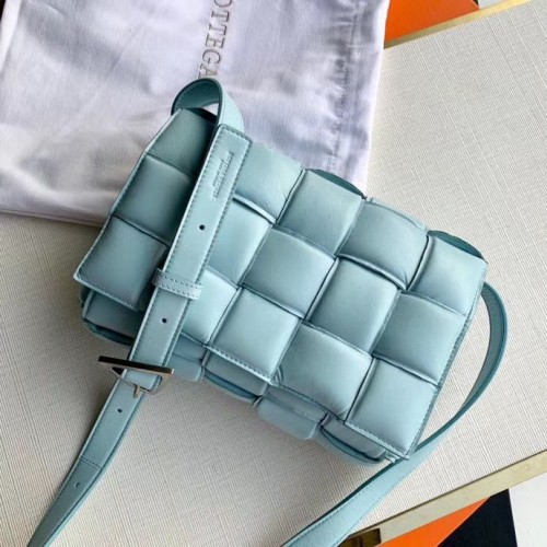 Bottega Veneta PADDED CASSETTE BAG piele întoarsă 591970 Albastru deschis