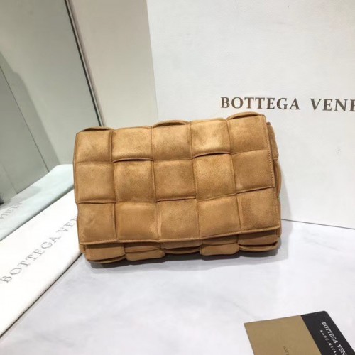 Bottega Veneta PADDED CASSETTE BAG piele întoarsă 591970 maro