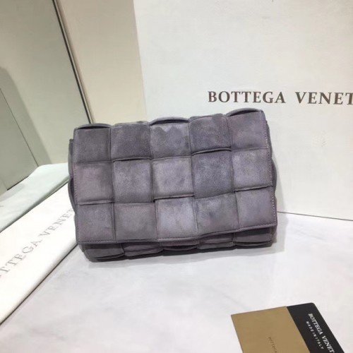 Bottega Veneta PADDED CASSETTE BAG piele întoarsă 591970 gri