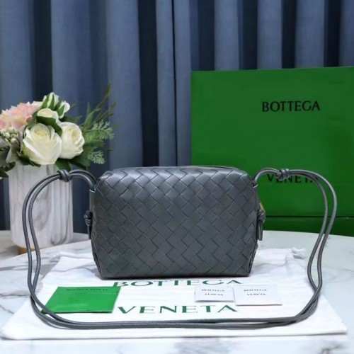 Bottega Veneta Geantă mică de cruce din piele intrecciato 680255 Gri