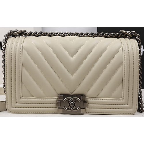 Geantă Chanel Flap Bag pentru băieți, piele de vițel, matlasată cu chevron, A67025, alb-gălbui