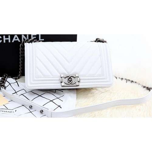 Geantă Chanel Flap Bag pentru băieți, piele de vițel, matlasată cu chevron, A67086, albă