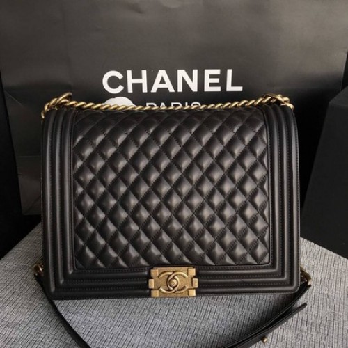 Geantă de umăr Chanel Boy cu clapă, neagră, din piele de oaie originală A67087, aurie