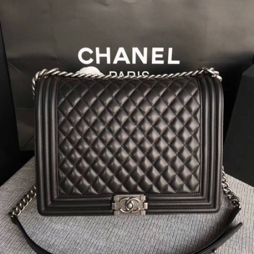 Geantă de umăr Chanel Boy cu clapă, neagră, din piele de oaie originală A67087, argintie