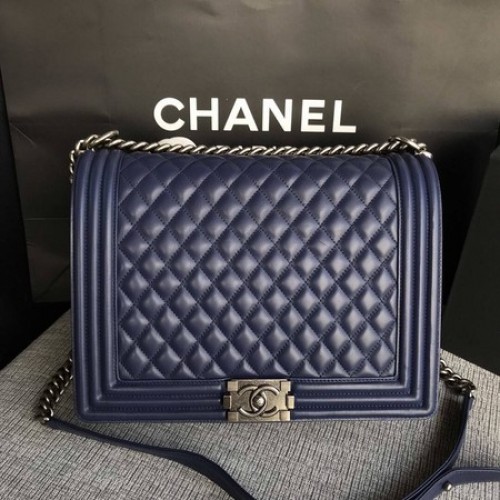 Geantă de umăr Chanel Boy cu clapă, albastră, din piele de oaie originală A67087 argintie