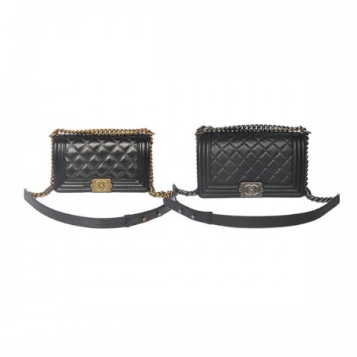 Geantă de umăr Chanel cu clapă pentru băieți, piele strălucitoare A67086 neagră