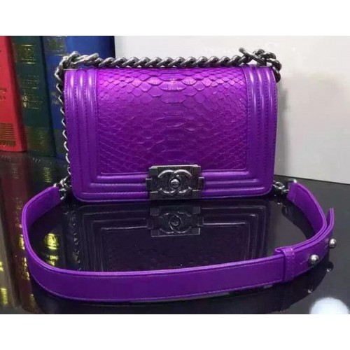 Geantă de umăr Chanel cu clapă pentru băieți, piele de șarpe A67085 violet