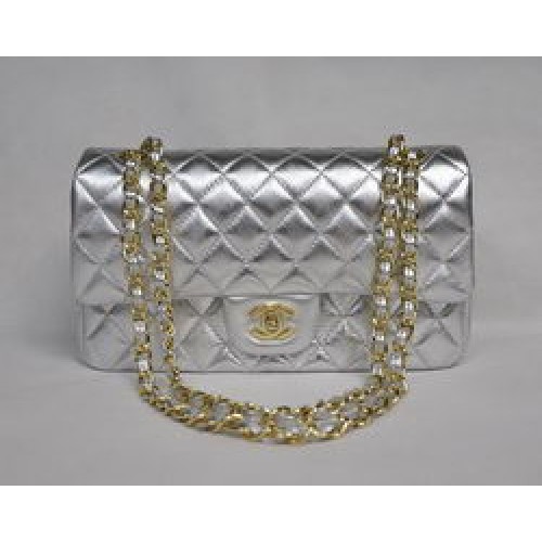 Geantă Chanel Classic Flap 1112 din piele argintie deschisă, cu accesorii aurii