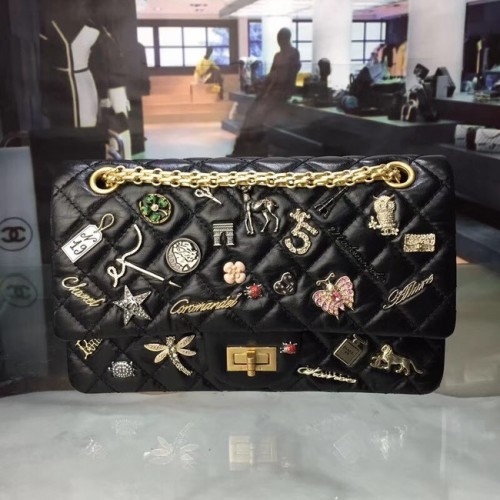 Geantă Chanel 2.55 cu brelocuri din piele de vițel învechită, metal auriu A37586, negru