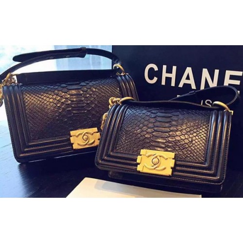 Geantă de umăr Chanel Boy cu clapă, piele neagră de piton A66094 aurie