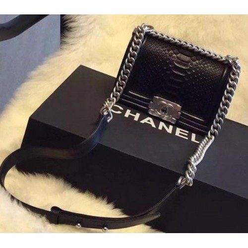 Geantă de umăr Chanel Boy cu clapă, piele neagră de piton A66094 argintie