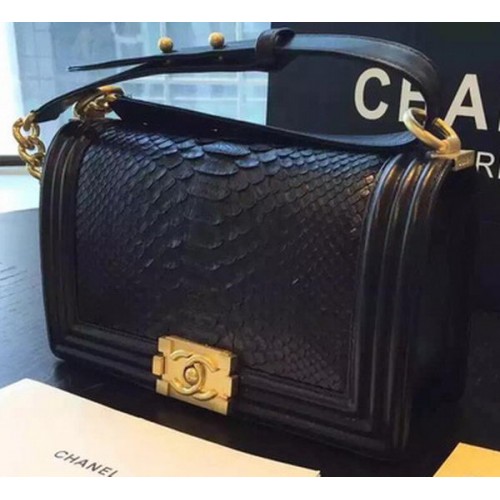 Geantă de umăr Chanel Boy cu clapă, piele neagră de piton A66095 aurie