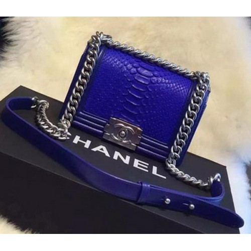 Geantă de umăr Chanel Boy cu clapă, piele de piton A66094 Royal