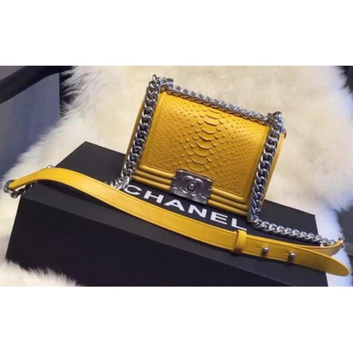 Geantă de umăr Chanel Boy cu clapă, piele de piton A66094 galbenă