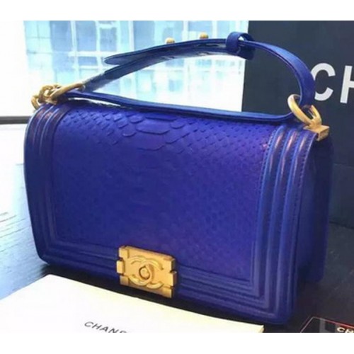 Geantă de umăr Chanel Boy cu clapă, piele de piton regal A66095 aurie