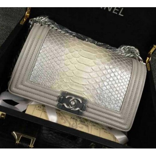 Geantă de umăr Chanel Boy cu clapă, din piele de piton argintie A66095, argintie