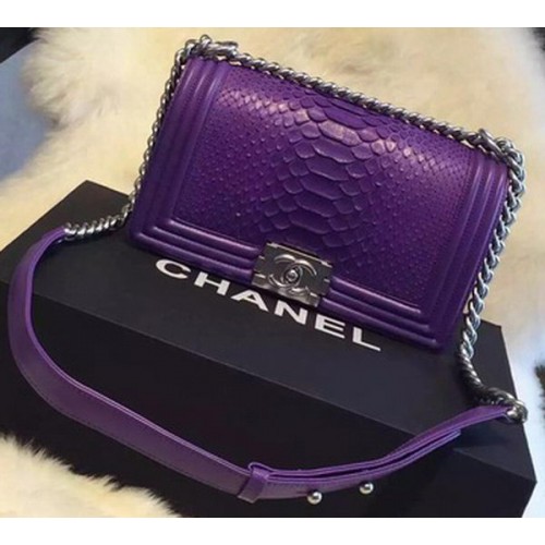 Geantă de umăr Chanel Boy cu clapă, piele violetă de piton A66095 argintie