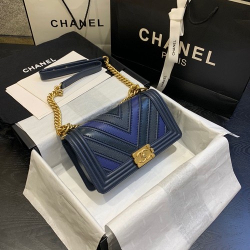 Genți de umăr Chanel Boy Flap din piele de vițel Chevron A67086 Albastru și negru