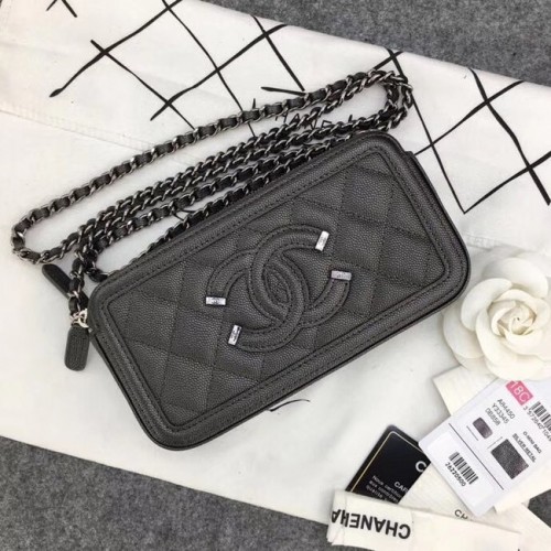 Clutch Chanel Classic cu lanț din piele de vițel granulată, metal argintiu A84450 gri închis