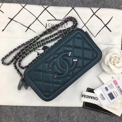 Clutch Chanel Classic cu lanț din piele de vițel granulată, metal argintiu A84450 verde