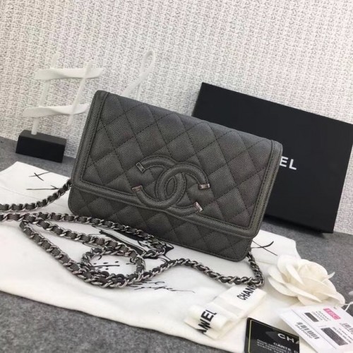 Clutch Chanel Classic cu lanț din piele de vițel granulată, metal argintiu A88447 gri închis