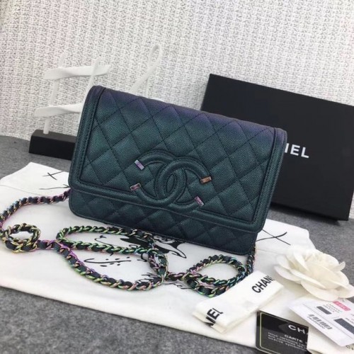 Clutch Chanel Classic cu lanț din piele de vițel granulată, metal argintiu A88447 verde