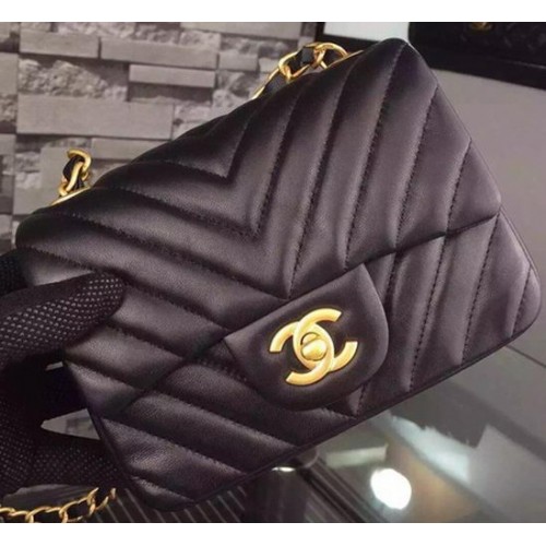Geantă Chanel Classic mini cu clapă, piele de oaie neagră cu model chevron A68748 aurie