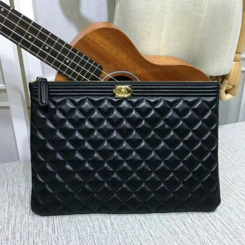 Geantă de mână Chanel din piele de oaie neagră 7010 aurie