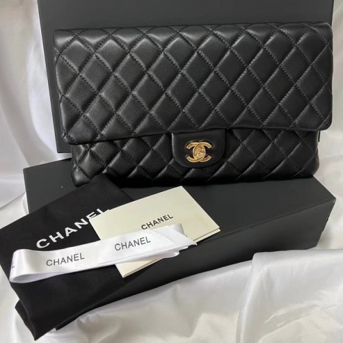 Geantă de mână Chanel din piele de oaie neagră 7013 aurie