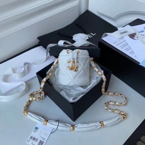 Geantă Chanel cu șnur din piele de miel, metal auriu AP2330, alb