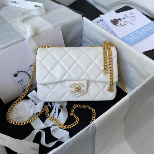 Geantă de umăr mică Chanel Flap Lambskin AS3114 albă