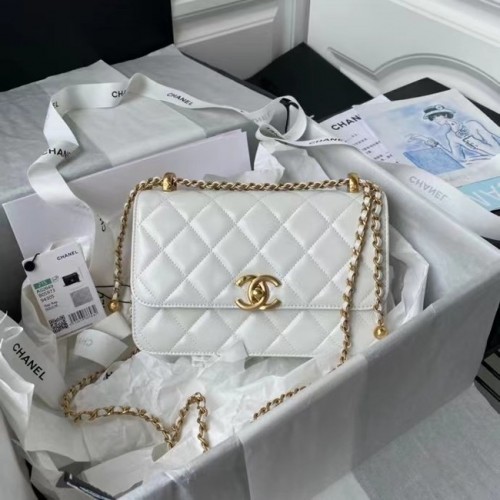 Geantă de umăr Chanel cu clapă, piele originală AS2649 albă