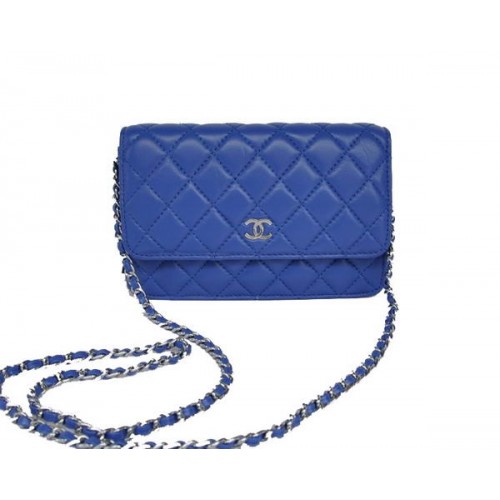 Geantă Chanel din piele de miel cu clapă A33814 albastră cu accesorii argintii
