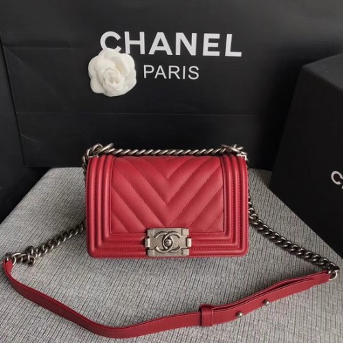 Geantă de umăr Chanel Le Boy Flap, piele de vițel originală A67085, cataramă argintie roșu intens